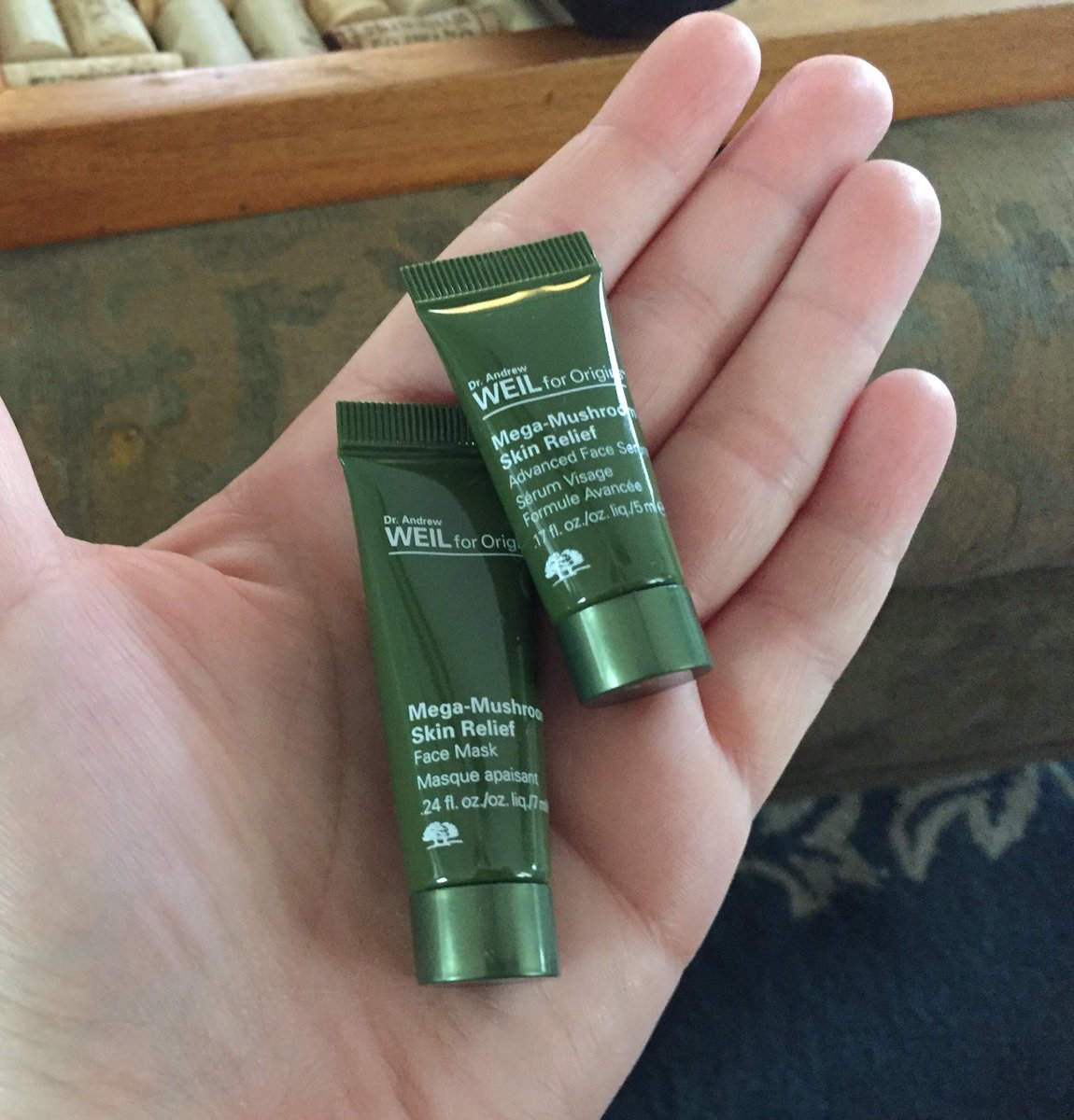 Dear <a href="/Origins/">Origins</a>, I took advantage of your promotion offering a "free full-size cleanser, but this is what you sent me. I ❤️ u buuuut...
Also, I am a person w a normal sized hand #NotAGiant