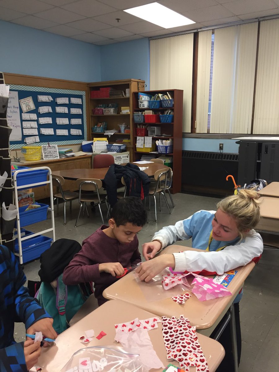 Kaelopez79's tweet photo. Students from Platt High School's Future Teacher club visit students at Israel Putnam School who are part of a future teachers enrichment program. #MeridenDLT @MeridenK12 @teachcardona @BronkMPS https://t.co/Nk754UJiwt