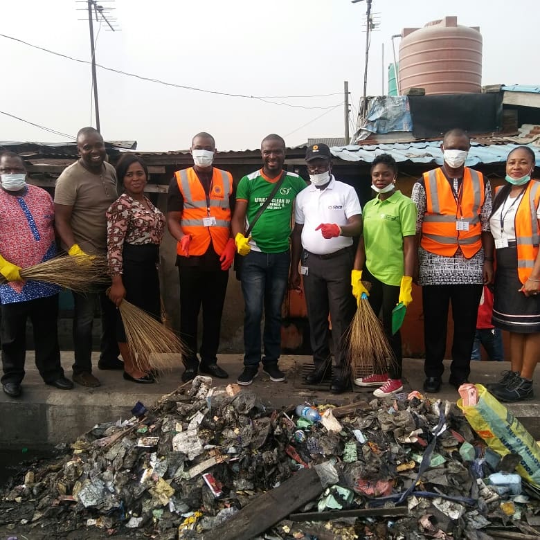 CleanUpNigeria's tweet photo. Feels cool joining @OVHEnergy to cleanup Marine Beach...
.@earnfortheearth @moelagos .@cleanerlagos #ACICleanUp @geeya007 .@thumbsup_initiative .@VSSanitation .@myaccessbank @sterlingbankng @WaterAidNigeria @SDGsClimate .@USAID https://t.co/K0OZxAHet8