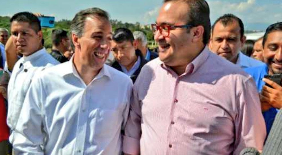 epigmenioibarra's tweet image. Para promover el HT #YoConMeade @JoseAMeadeK,el candidato en caída libre,pide a sus “fans” le envíen fotos q se tomaron con el en la precampaña. Aquí le envío una foto com su correligionario (cómplice) Javier Duarte a quien dejo disponer a su antojo de la hacienda pública