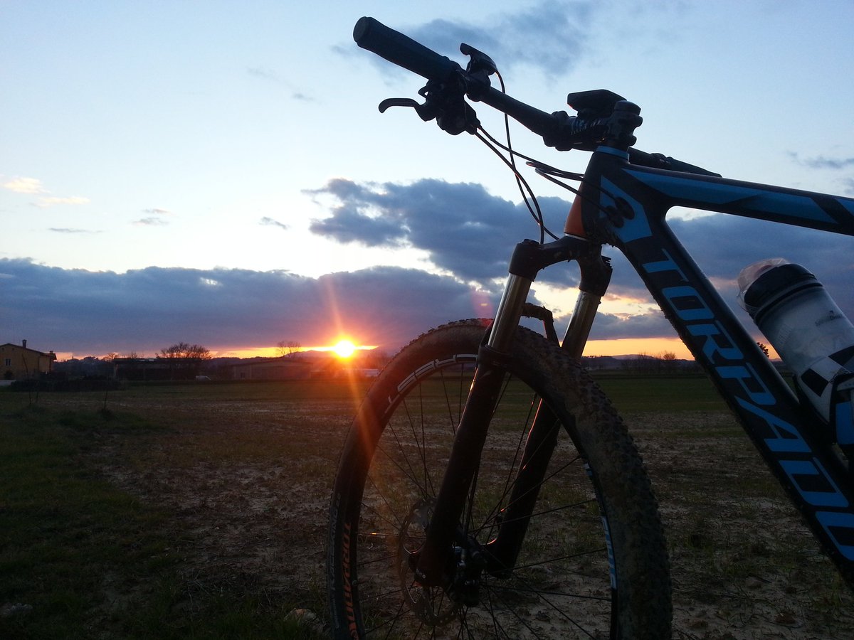 PierattiniGiac's tweet photo. Pedalata al tramonto #sanvalentino2018 #paduledifucecchio #tramonto #sunset #landscape #Amazing #mtb #Mountainbike #cycling #cyclinglife #cyclinglove #bikelife #torpado #torpadofactoryteam #cyclingphotos #mmplf #mmplflifestyle #Toscana #Tuscany https://t.co/YrY7xMaQGG