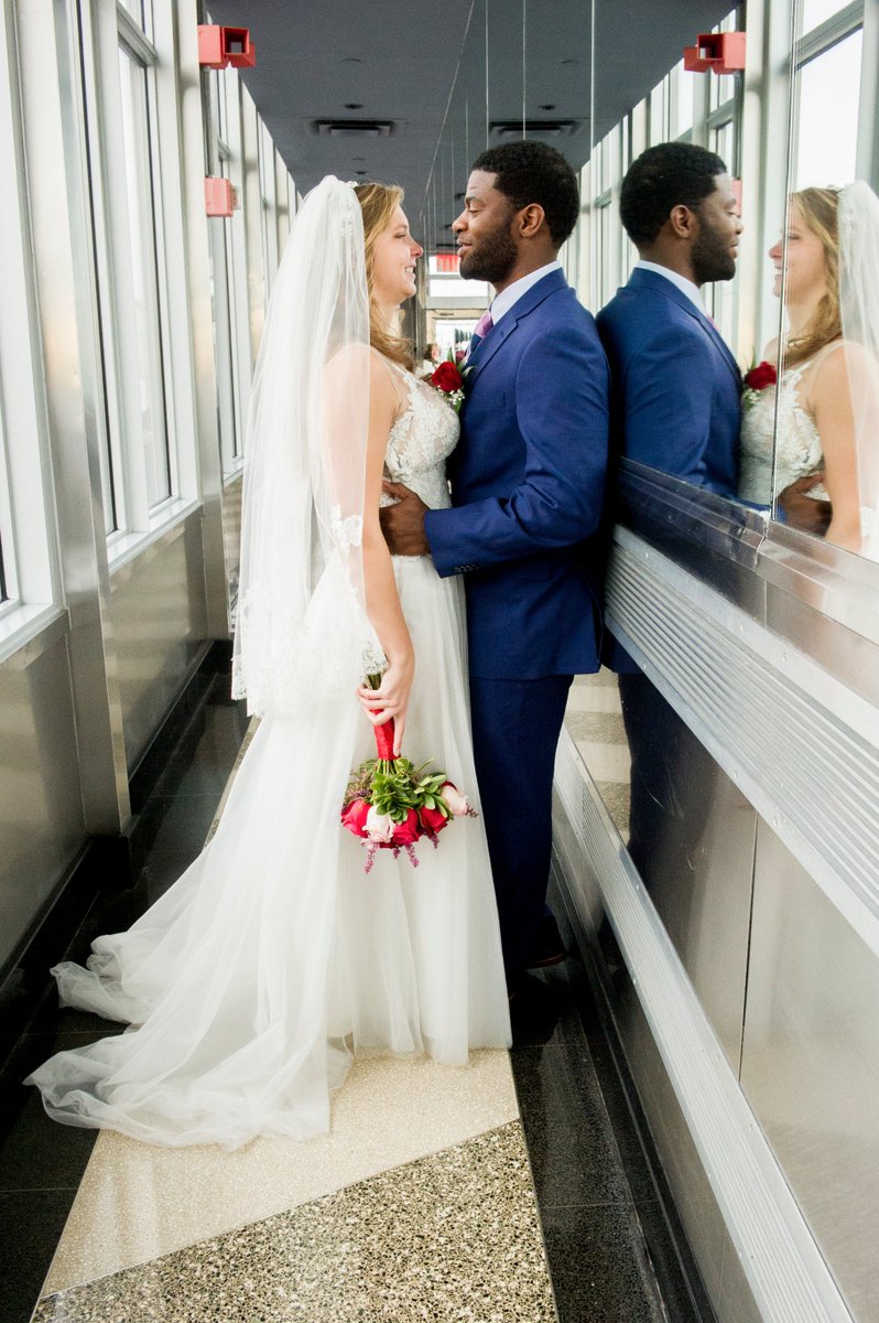 EmpireStateBldg's tweet photo. Look no further for your Valentine's Day inspo-here's amazing photos from the beautiful wedding and vow renewal ceremonies hosted on our 86th floor Observatory today! https://t.co/99wEbd89J4 #ESBeMine https://t.co/5iPGkzEDdI