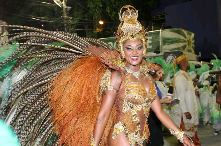 RevistaZetaPy's tweet photo. #CARNAVAL #RIODEJANEIRO #BRASIL

EXCLUSIVA GALERÍA DE FOTOS DEL CARNAVAL MÁS IMPORTANTE DEL MUNDO 👌👏

Como todos los años, la ciudad de Río de Janeiro se llenó de turistas, tanto del exterior como del interior de Brasil.

Mirá la selección de fotos  exclusiva para #Zeta 👏👌 https://t.co/yjnpfILYzK