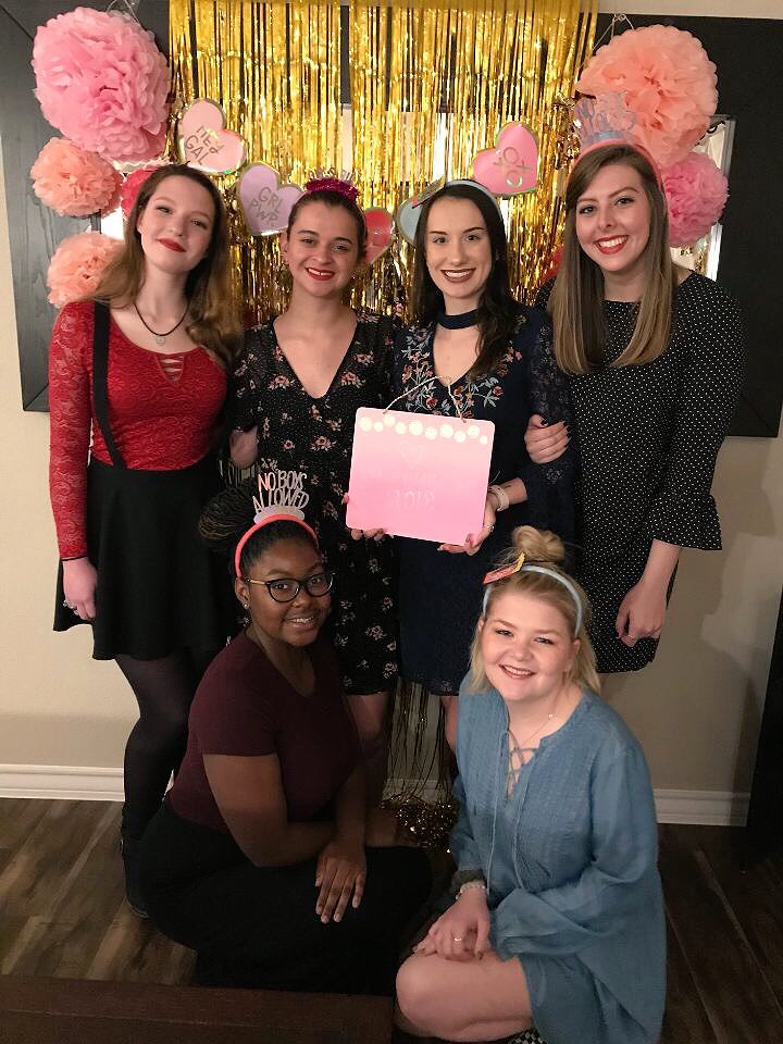 UNTSigmaAlpha's tweet photo. The Sigma Alpha ladies celebrated Galentine’s last night! Happy Valentine’s Day everyone💜💕❤️ https://t.co/vC2ECIZ1K2