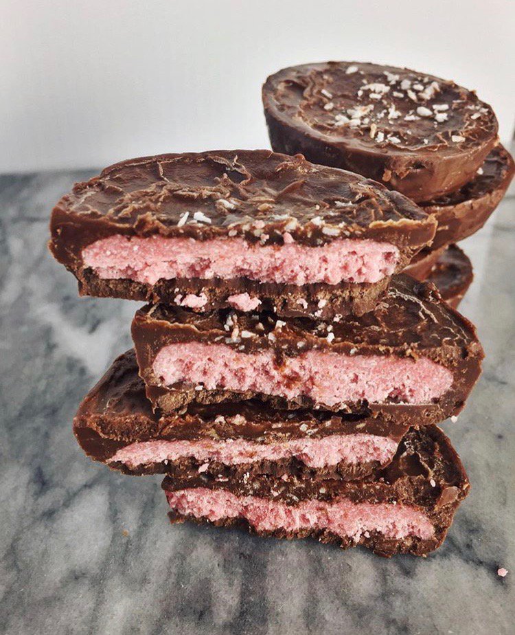 NutsDotCom's tweet image. TREAT ALERT 🔔: We're #NutsAbout Mad About Food's Strawberry Coconut Butter Cups! Made from our Organic Strawberry Powder, these #sugarfree gems are the perfect snack to cure your mid-morning cravings! bit.ly/2hPz8mb