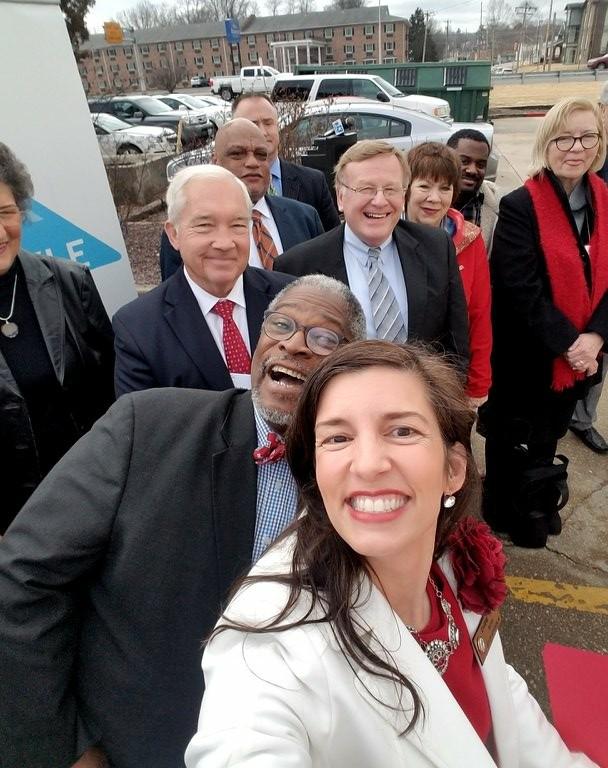 #Mayors love selfies, just NOT behind the wheel! #SelfiewiththeMayor #BuckleUpPhoneDown <a href="/MayorSlyJames/">Sly James (Former Mayor)</a> <a href="/McClureForMayor/">Ken McClure</a> #ArriveAlive #MML18 #MoLeg #BUPD 👍👎
