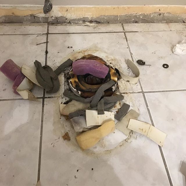 ContegraInc's tweet image. I hope it wasn’t a licensed plumber that installed this toilet!
I guess they couldn’t get it levelled, so why not stick whatever you can under it.  #ToiletInstall  #Reno  #Plumber  #LevelUp  #ContractorsLife ift.tt/2F4VFpp