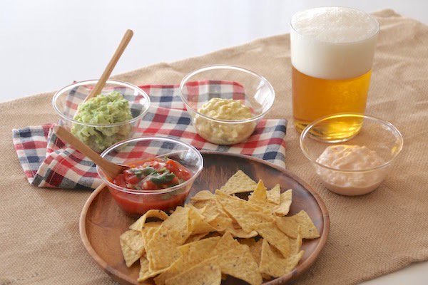 beertalk_cpn's tweet photo. まだまだ寒い日が続く季節。こんな時はおうち飲み会でゆっくり過ごすのが一番！
今回はビールのお供に、本格的でありながらもとても簡単なナチョスソースをご紹介します。

レシピはこちらからどうぞ！
https://t.co/6yf4UD5gzm

#ビアトーク #ナチョス #ビール #簡単レシピ #おつまみ https://t.co/cdXEZ2rmyo