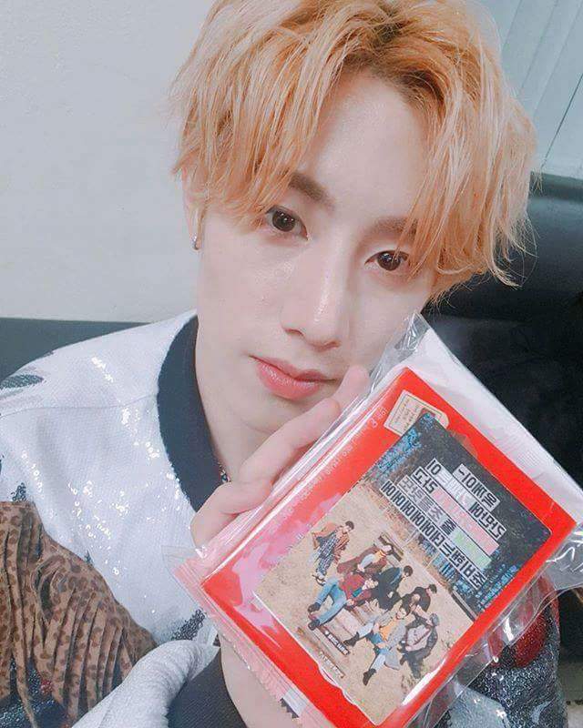 MKGOT7Chile's tweet photo. [Instagram] 14.02.18👼

Mark in the update of GOT7:

"A happy sweet Valentine for everyone today. #GaonChartMusicAwards #SecondPremium #HotPerformance #WorldHallyuStar.
We wish you all a sweet day.
2018 GLOBAL VLIVE TOP 10 -GOT7 @ 11PM NAVER V"

Cr: got7.with.igot7 https://t.co/SCxt4zhxIl