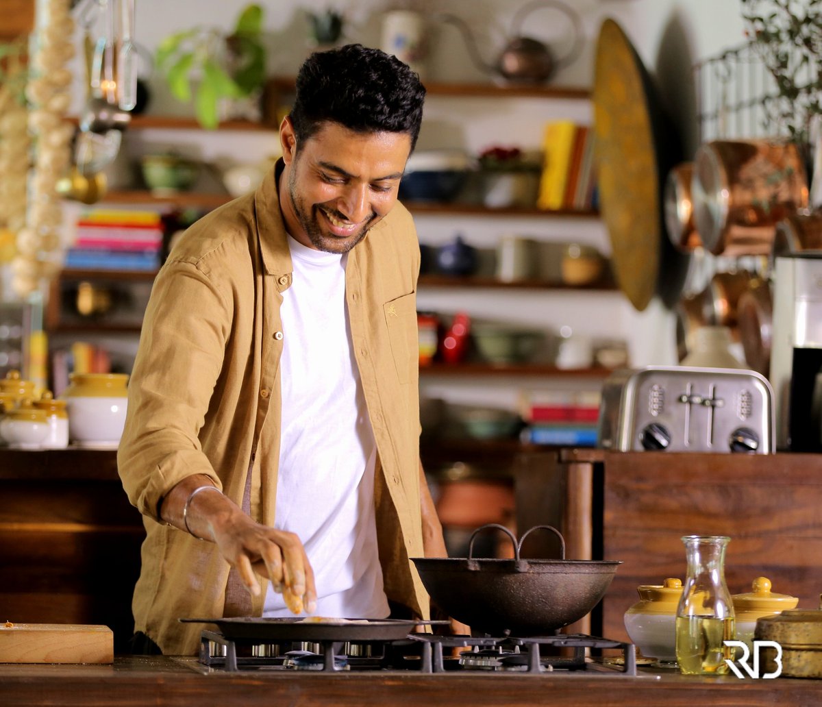 ranveerbrar's tweet photo. Cooking is the best therapy...
👨‍🍳🥗🔪🥘
#RT if you agree!

#Ranveerism
#ThursdayThoughts https://t.co/9hWsSCgalT