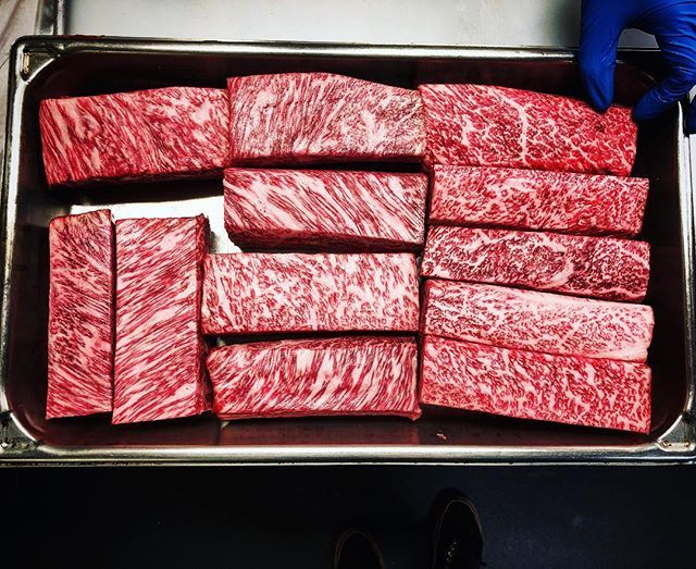 lazybearsf's tweet photo. A5 striploin from Miyazaki, on the menu tonight @lazybearsf .
#beef #wagyu #dryaged #marbling #fat #sf #sanfrancisco #sfbayarea #restaurant #food #meat #meatporn #foodporn #michelin https://t.co/2pDfUzy0y8 https://t.co/m9PdSaoYGQ