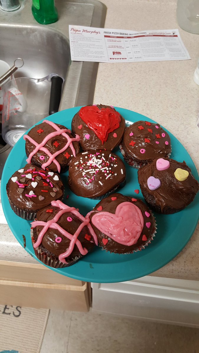 KittyWish5's tweet photo. Made a lot more than just what's on this plate but here's a little example of how my Valentines day cupcakes turned out. https://t.co/C37owK39cd