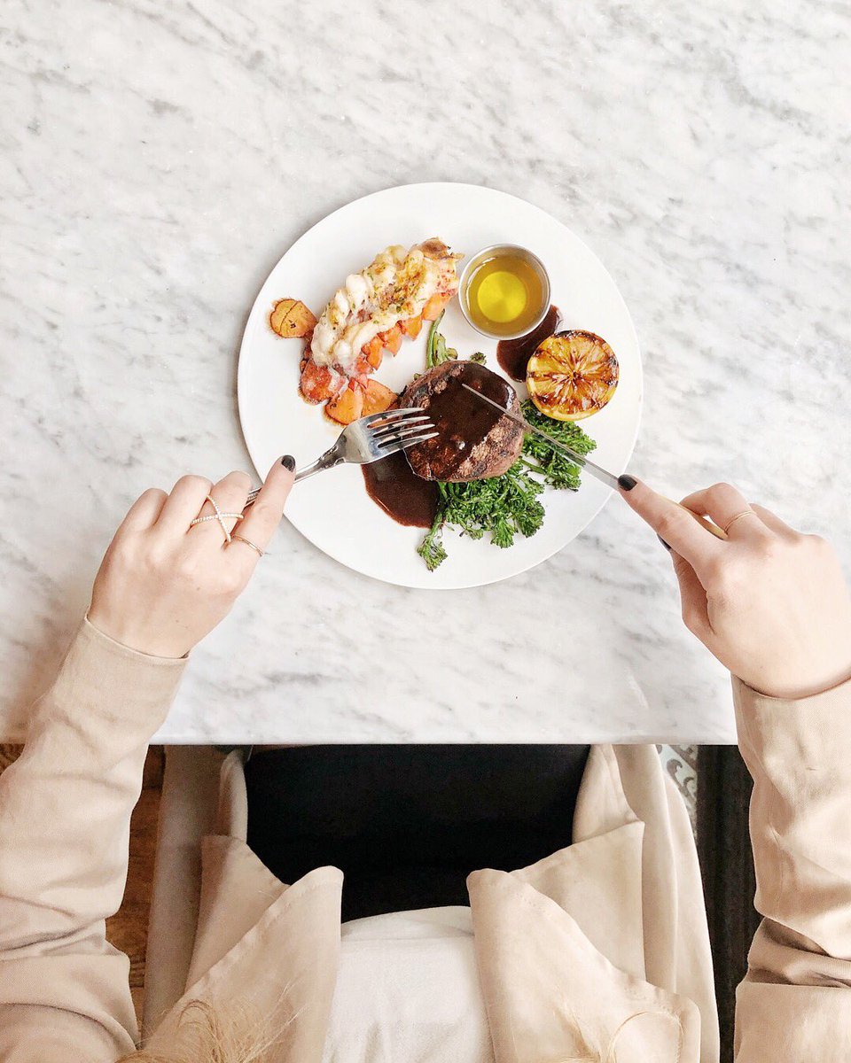 HubbardInn's tweet photo. Join us tonight for a special #GalentinesDay Ladies Night with self-love prizes from @goldplaited_, #MudBum facials, and @TheCryoBar 🌹
___
#Chicago #RiverNorth #ValentinesDay #chicagofood #chicagobars #chicagonightlife https://t.co/AU9KGnrSDj