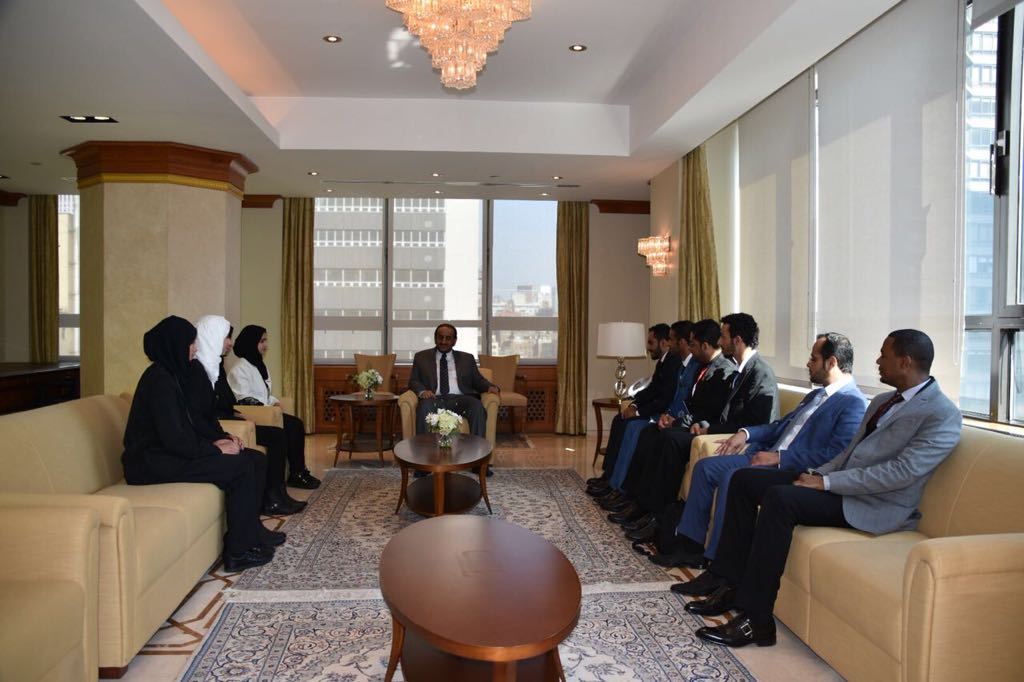 rwaqaltanmia's tweet photo. ضمنَ برنامجِ زياراتِ الفريق العماني المشارك جمعية الشبابِ في الأمم المتحدة، سعادة الشيخ @KhalifaAlharthy  مندوب السلطنةِ الدائم لدى الأممِ المتحدة، يستقبلُ الفريق في مقرِ المندوب الدائم في نيويورك، مرحباً بأعضاءِ الفريق ومثمناً هذه المبادرة للمشاركة في @YouthAssembly https://t.co/ftTC3W1mhX