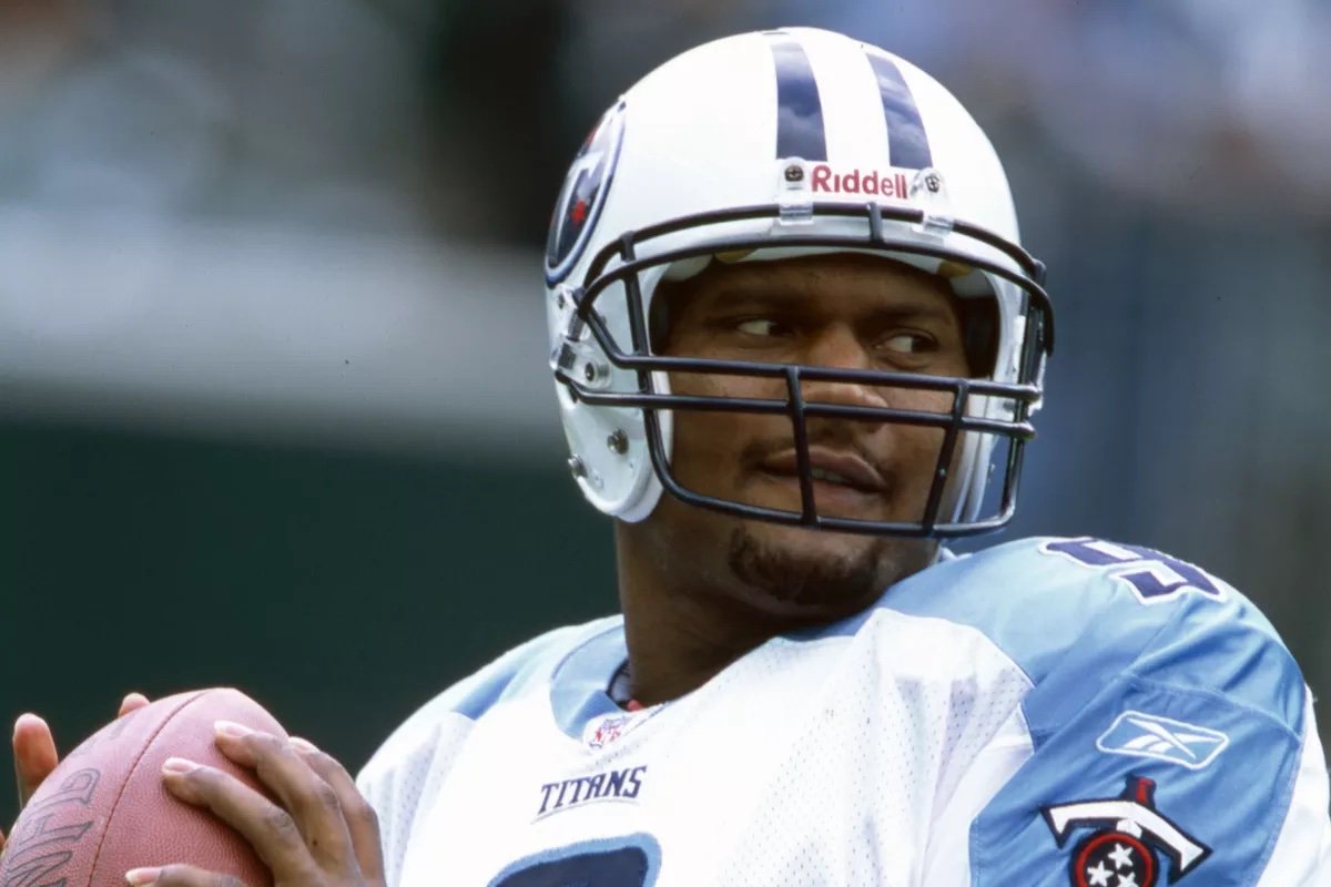 Festejando tus 45 desde la tierra hasta el cielo. Happy birthday Steve McNair. 