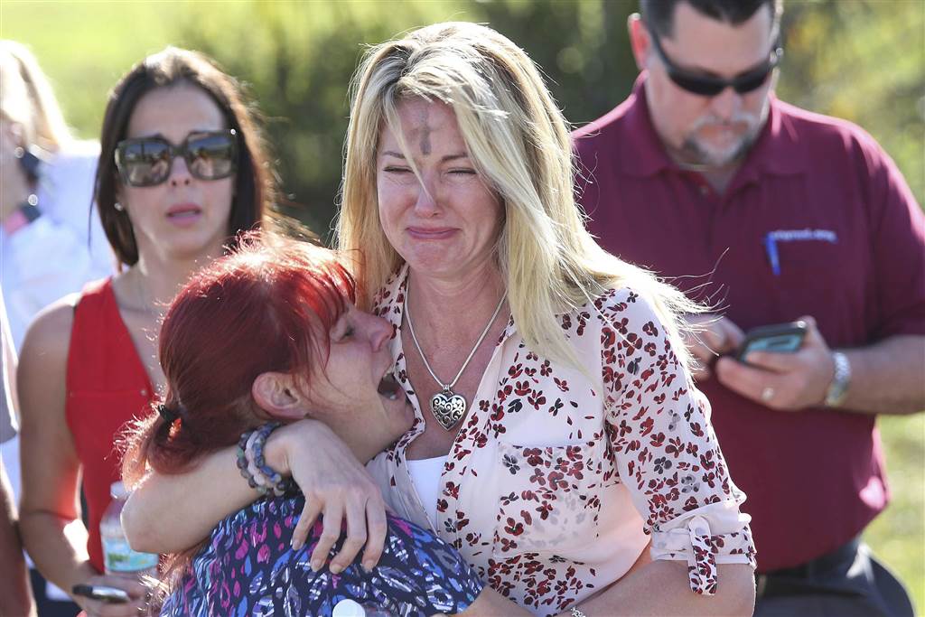 ClarkCountyNV's tweet photo. The thoughts of Las #Vegas and #ClarkCounty are with the people of #Parkland #Florida right now. Like many others, we know the pain you are feeling. Just as you stood strong with us after the #1October shooting, we will stand with you. https://t.co/jusKYEW34A