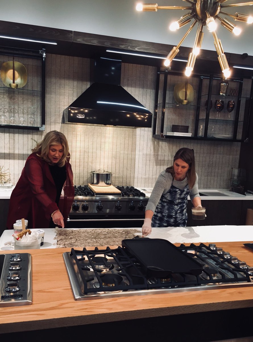 andreamillsc's tweet photo. The magic of how a @MayaRomanoff wallpaper is created with Joyce Romanoff. Gorgeous kitchen backdrop courtesy of the new @VikingRange showroom in the @MerchandiseMart by Jaime Laurita #Chicagodesign #ModLuxInteriorsChi https://t.co/flopEJZ5oe