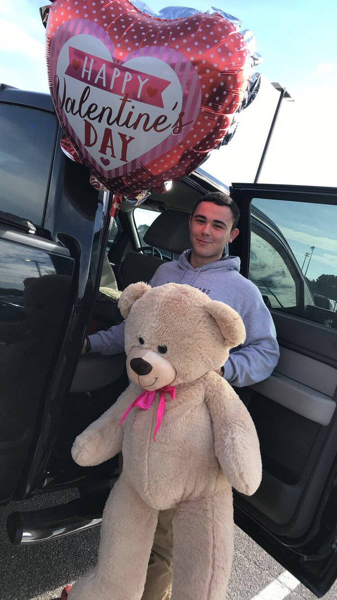 Glow_Cruz_14's tweet photo. He never fails to suprise me!💖💖 #firstvalentinestogether https://t.co/51nEKK5DeJ