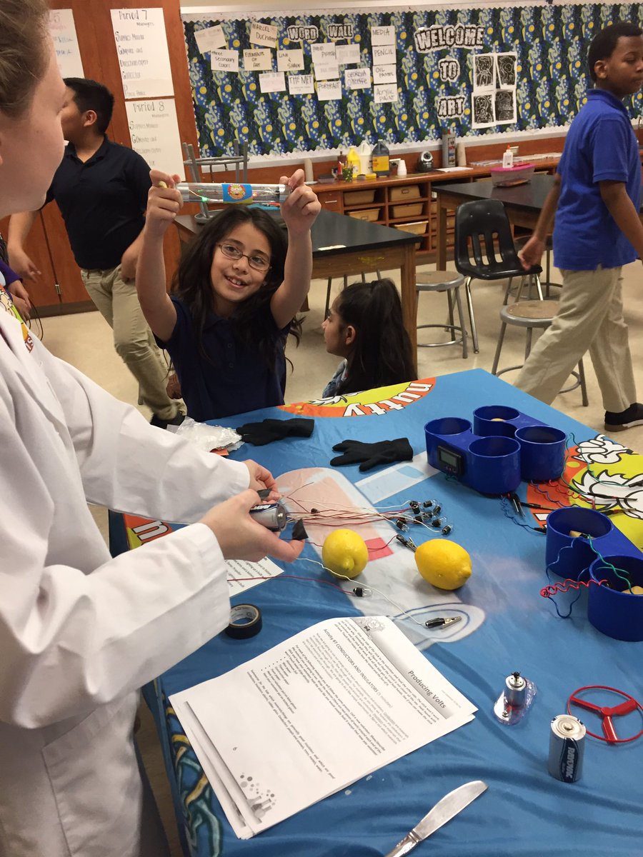 dianne_funk's tweet photo. A.C.E. students making circuits afterschool! @MarcellaLibrary @MarcellaInt @AldineISD https://t.co/COwLugFGw5