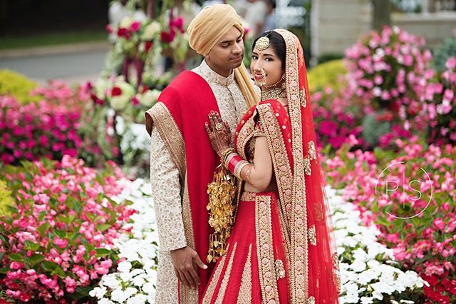 When the way he looks at you is more than you can ever ask for #valentinesday #indianwedding #newyorkindianwedding #indianweddingbuzz #indianweddinginspo #inspo #weddinginspo #saree #indianbride #goldandred #weddingbuzz #photobug #potd #myvalentine ift.tt/2BuofAL