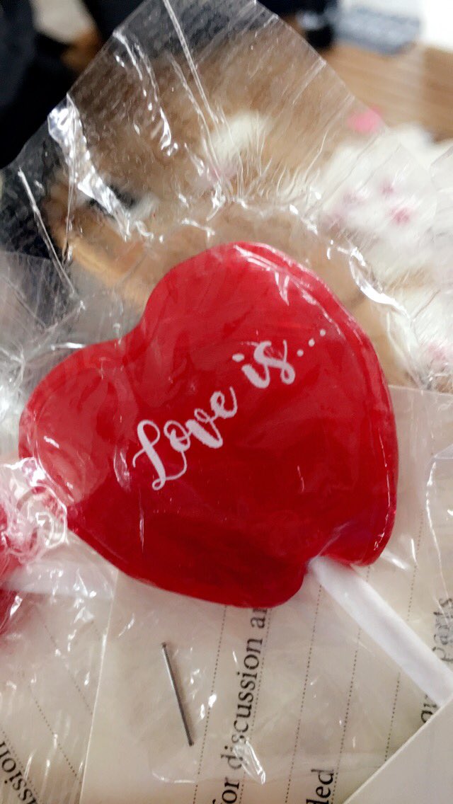 AXOUIUC's tweet photo. Some of our alpha chis spent the day handing out lollipop valentine’s while spreading the word about healthy relationships week! Always feels nice to spread the love. https://t.co/FmZYBa0hgt
