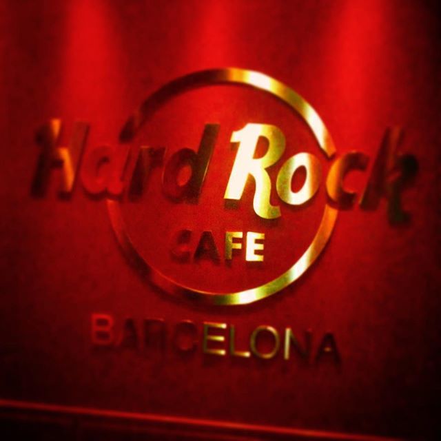 Fani_Ruilo's tweet photo. La verdad es que es un sitio agradable y con buen ambiente. La comida está rica, pero no mejor que otros restaurantes del estilo y más baratos. Realmente se paga la marca. 
#hardrockcafe #restaurante #bastantecaro #marca #noesparatanto https://t.co/UYvCkWZX7T https://t.co/ZjYlgMoHyc