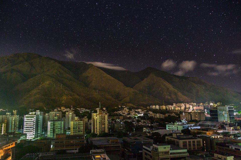 tmkdjdk's tweet photo. Caracas 14 de Febrero 1.30 am Aprox, aprovechando el apagón de la capital https://t.co/XxuqL7fsLd