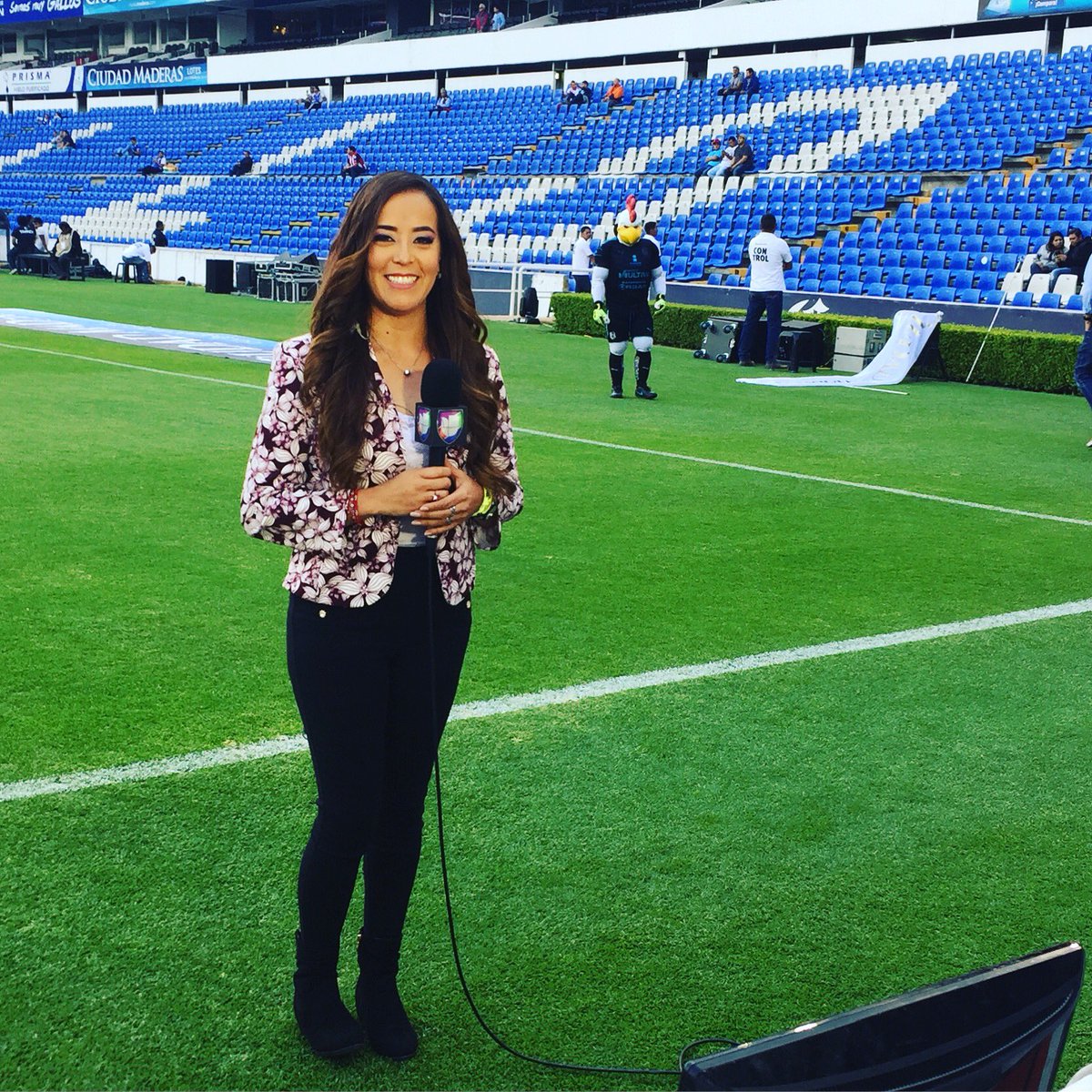 chapis_herrera's tweet photo. Con el corazón 💔 pero con toda la actitud para seguir adelante...hoy toca trabajar con un crack @pavonplummer #ElShowDebeContinuar 🐔vs🐐 #J7 #Clau2018 🙏😔❤️ https://t.co/MI2hBb0v89