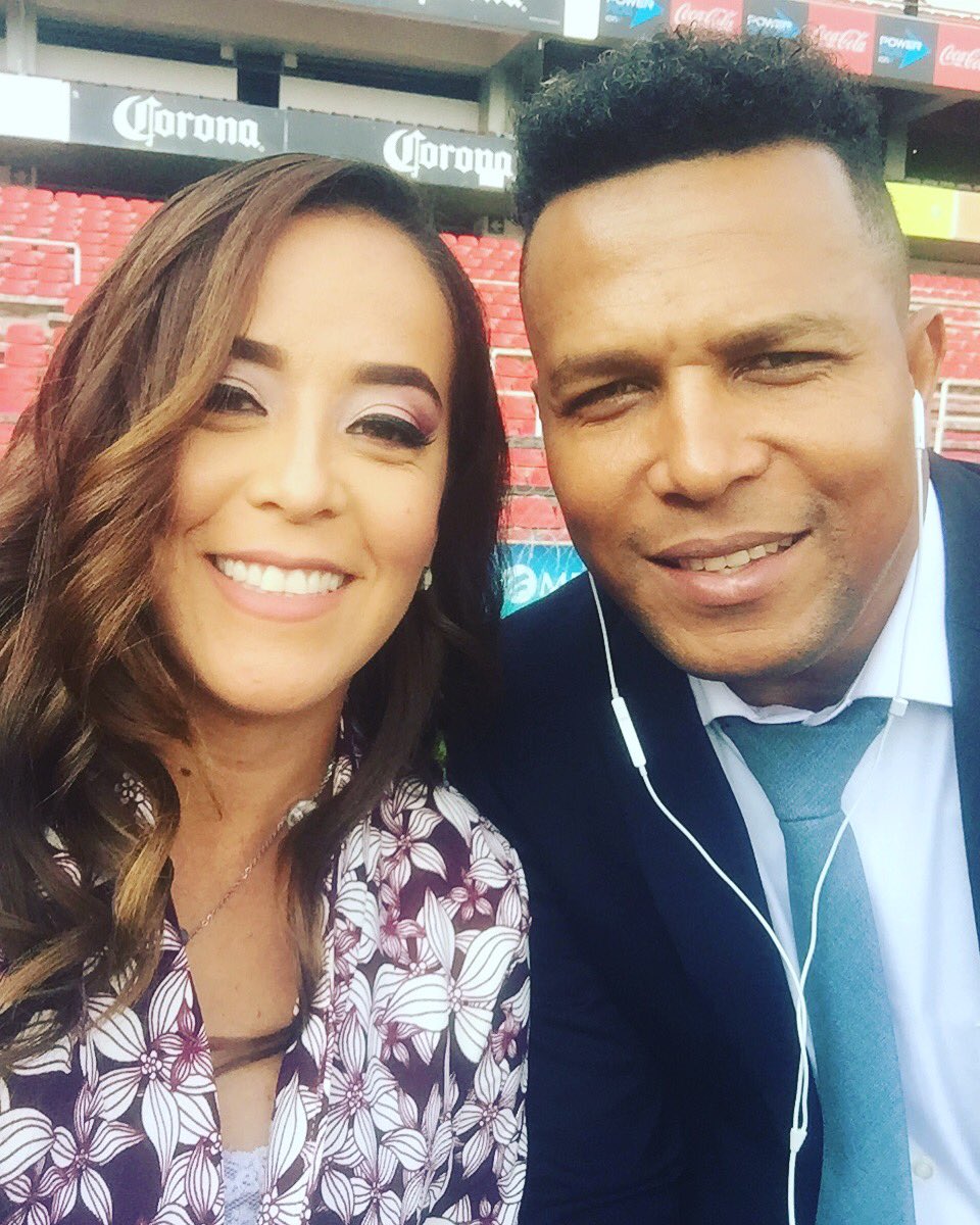 chapis_herrera's tweet photo. Con el corazón 💔 pero con toda la actitud para seguir adelante...hoy toca trabajar con un crack @pavonplummer #ElShowDebeContinuar 🐔vs🐐 #J7 #Clau2018 🙏😔❤️ https://t.co/MI2hBb0v89