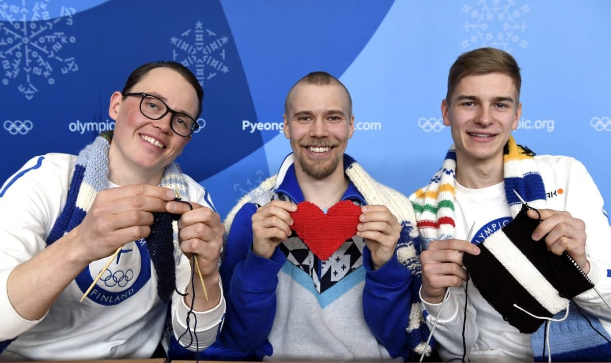 駐日フィンランド大使館 編み物男子の記者会見で この大きな大会だけが人生の全てじゃないと編み物が思い出させてくれる ここではみんな全力を尽くしたいと思っているが がむしゃらにぶつかっても最高の結果は手に入れられない ちょっと息抜きをすると