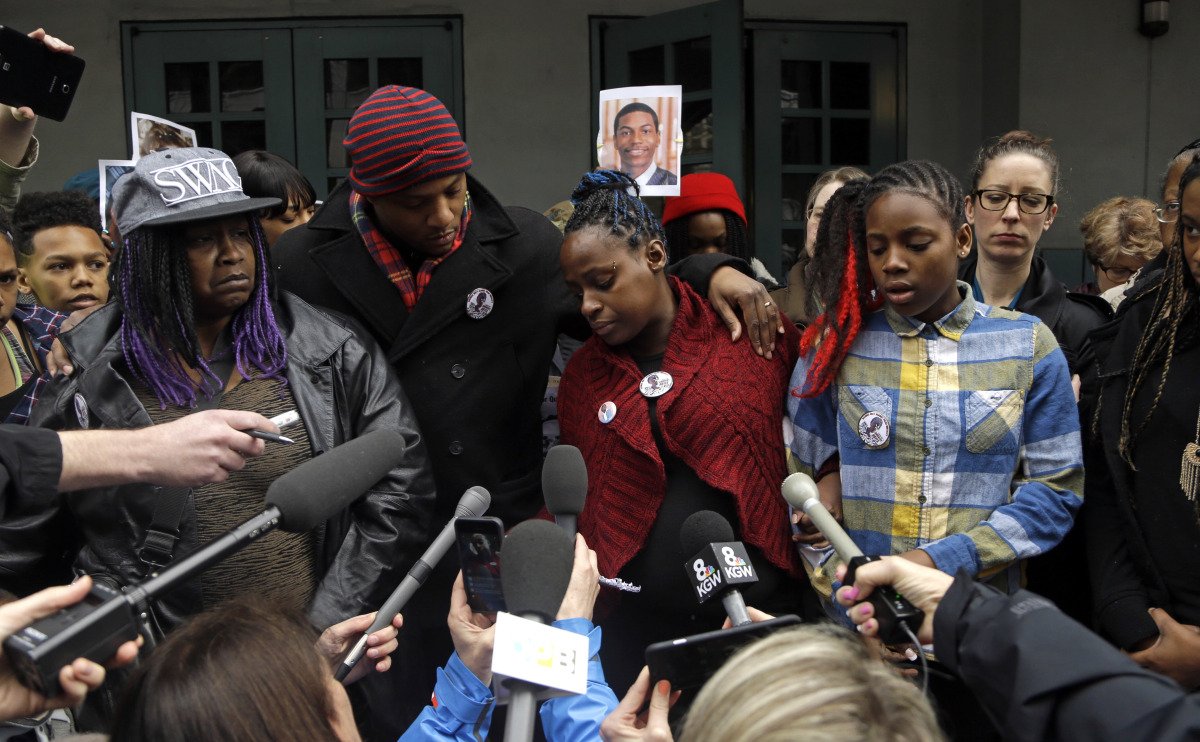 LRBitisnot's tweet photo. 2) Quanice #Moose Hayes was the #victim of a #PdxPolice #StreetExecution.

He was unarmed, surrounded &amp; surrendering ON HIS KNEES - yet Moose was #murdered by 3x AR-15 Rifle shots to his head &amp; chest.

🗣️Join me in #StandingUp for his mother - #VenusHayes &amp; her grieving family. https://t.co/AQpU3G7kNk