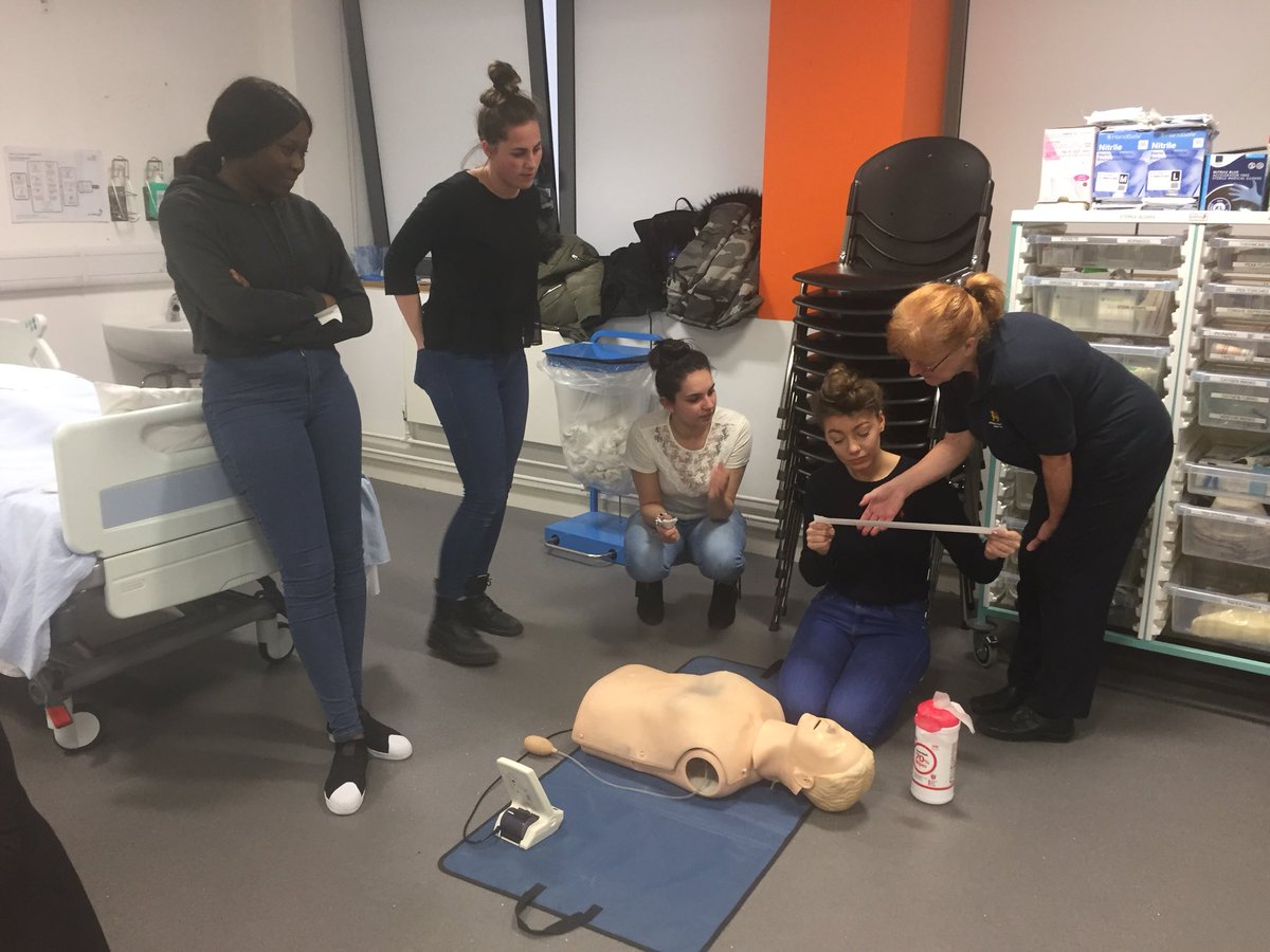 amd4_ann's tweet photo. Another 1st year group growing in prowess&confidence in BLS & a surprise visit from staff from Uni of Calgary๐๐ป@BCUNursingteam #BLS #simulation #skillsteaching https://t.co/vgkoaMhYso