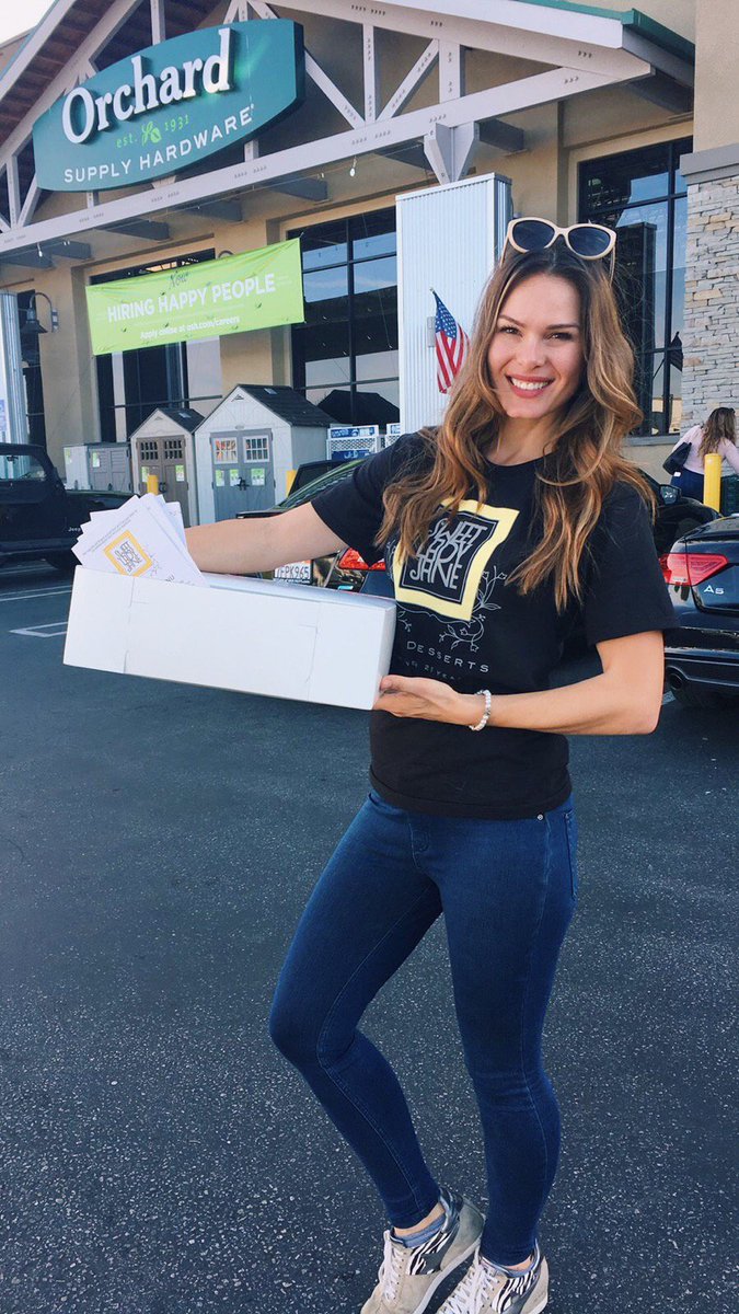 Fieldday_app's tweet photo. Did someone say cake?🍰 Our brand ambassador is spreading the love with @sljbakery this Valentine’s Day❣️ https://t.co/jPPj54gQM0