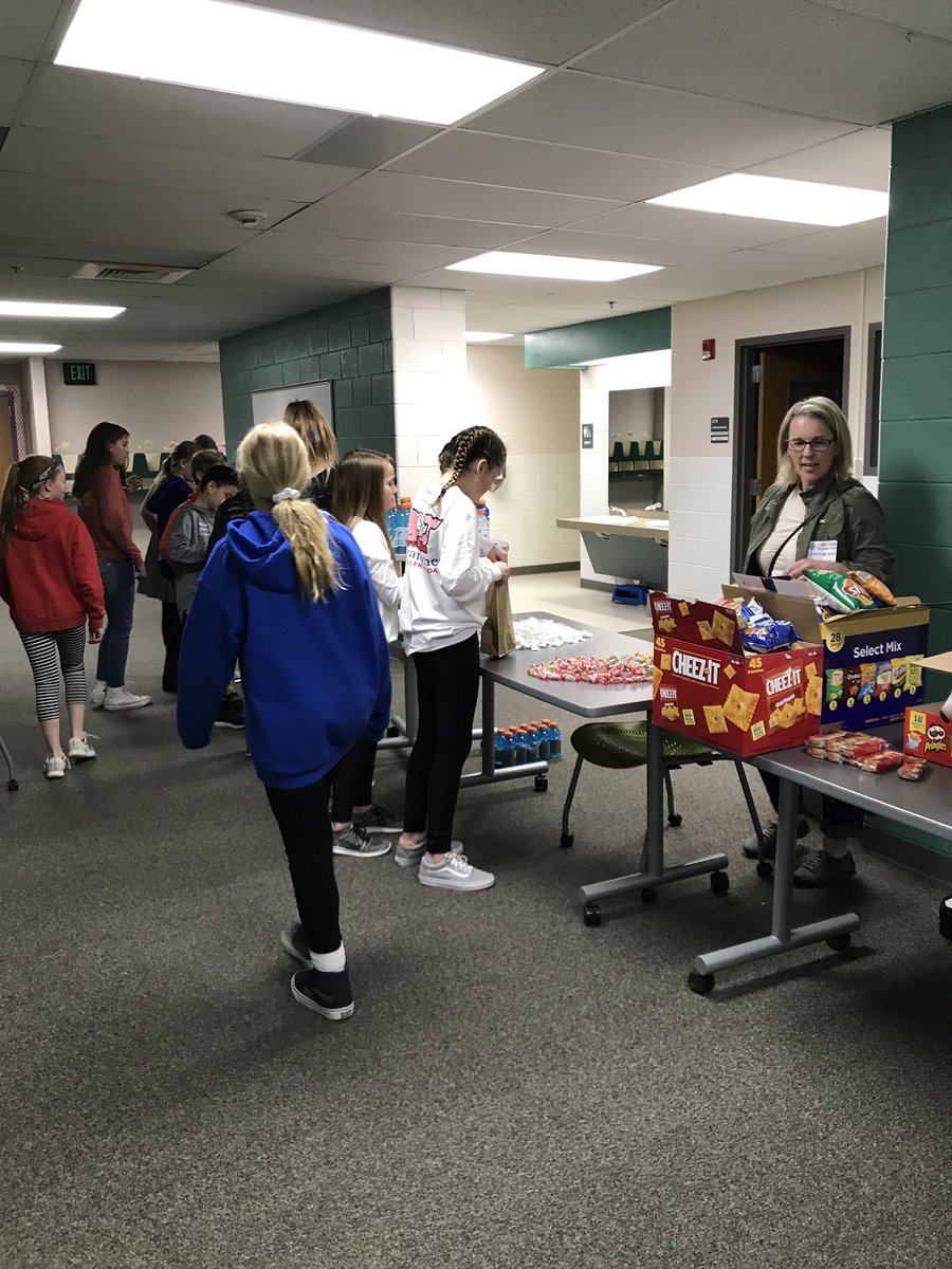 slbradley6's tweet photo. Party with a purpose, making bags for our DCSO officers and more!#heritageexplorers #dcsheriff https://t.co/rUPE73NLlq