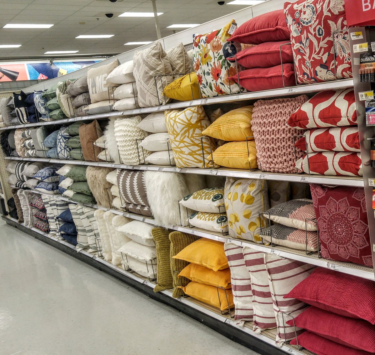 abarbet64's tweet photo. #VMLstyle our take on DEC.PILLOW wall color blocking https://t.co/6dYypQeAZI