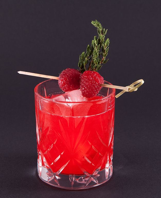 smileymoet's tweet photo. #CascadeIce Single and Not Ready to Mingle #cocktail says it all! #recipe https://t.co/0aZjGIeTri https://t.co/DQX5Fb1dj0