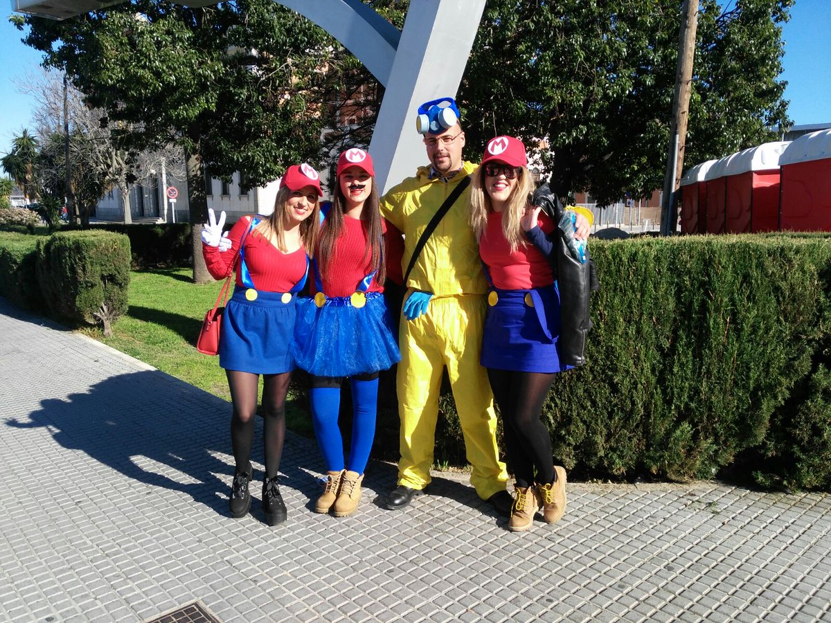 AnaH140488's tweet photo. Carnavaleo 🎉 Cádiz #MarioBros #Heisenberg @adrigrapa @ElenaRomAlv @Sandraoterino https://t.co/mNo5vGTDkG