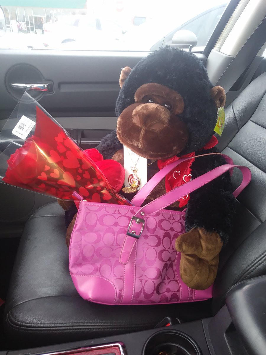 IngenuousPrinze's tweet photo. This is what i gave my #valentine she is my bella and i am her beast 👌❤️ #coach purse with wallet 👌😀 https://t.co/vxnG3se8o3