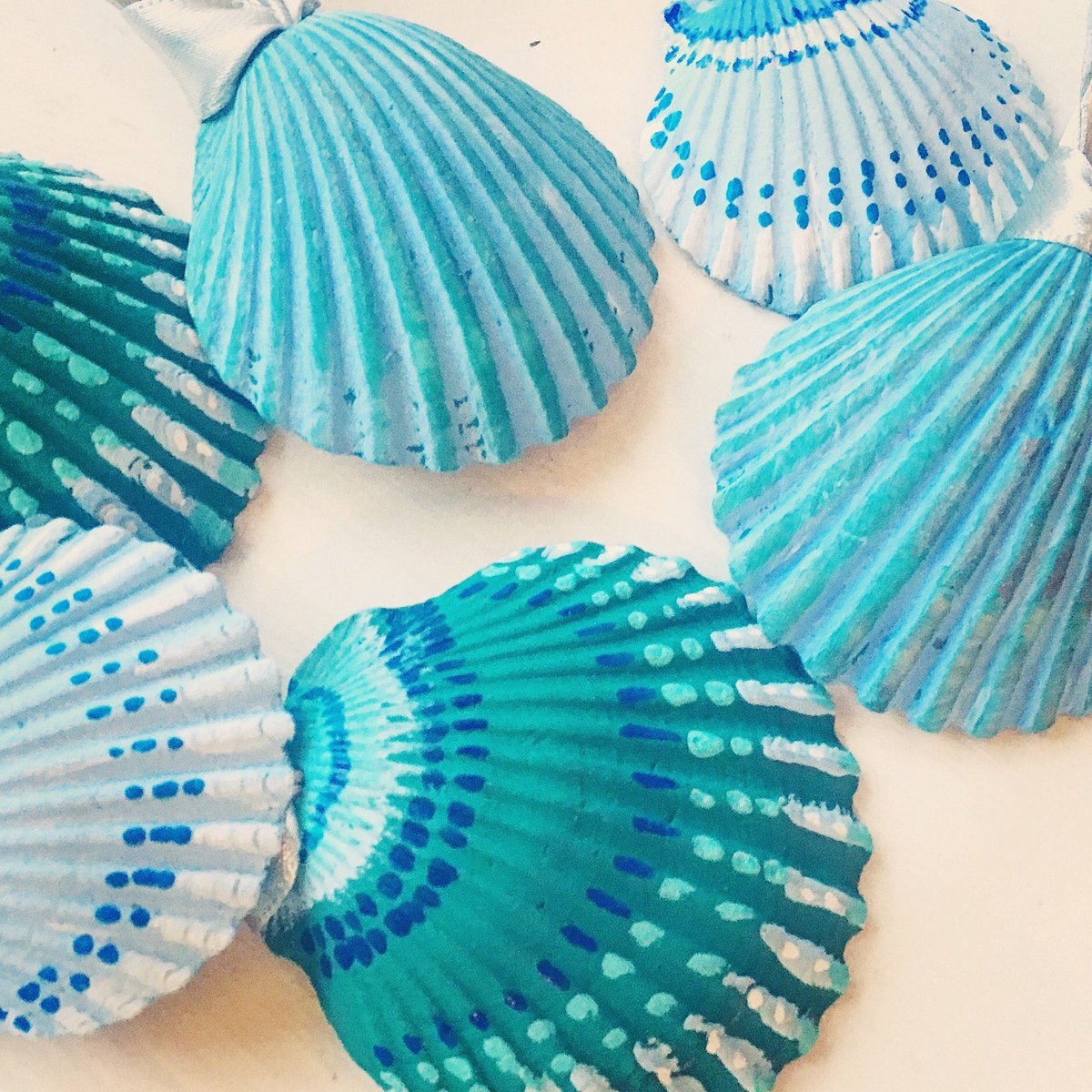 Seashell doorknob decor set of 3, boho hand painted, blue &amp; white or custom color #shellornaments #beach #homedecor #giftidea etsy.me/2CnlpKE