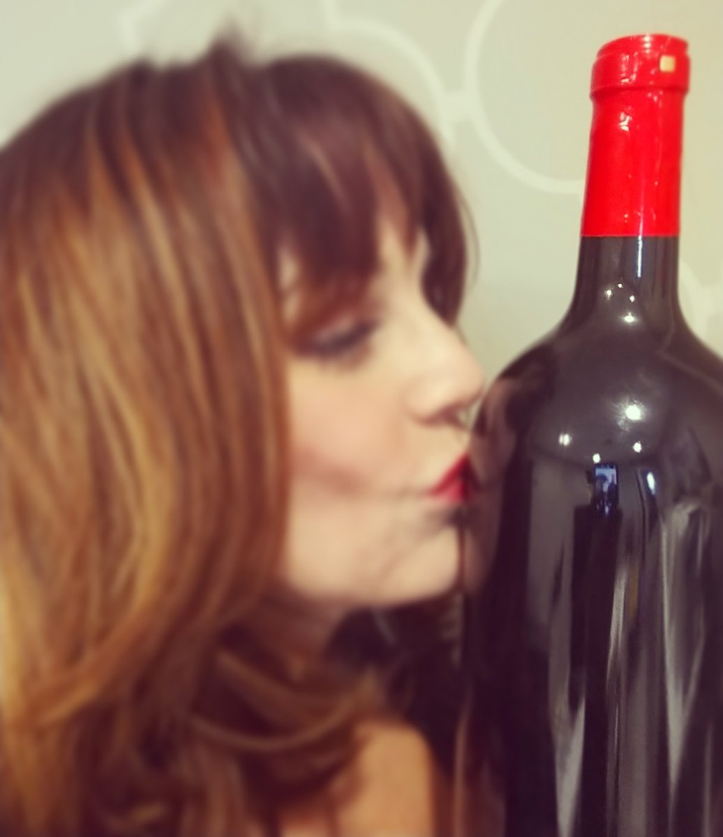 WINEMKRinHeels's tweet photo. It was always meant to be. The love of my life. #wine
Happy Valentines Day @dfvwines
#everytimeiseeyou #ifallinloveagain #bisous
#SSSS #TY #CabernetFranc
#LifeAsAWinemaker #IllinoisWine https://t.co/FHTEOKROPi