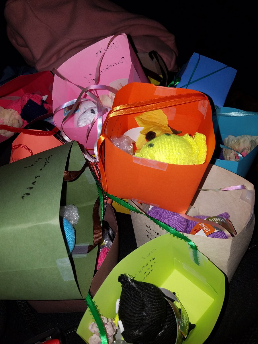 lilgreenberry's tweet photo. ((Ready to go give out Valentines day baskets!)) https://t.co/sZnkVUOExz