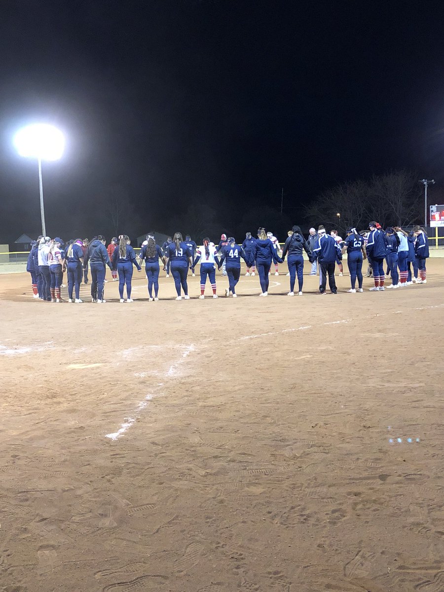 SterlingCSports's tweet photo. Awesome to see two teams after a pair of hard-fought games pray together! Great sight to see! @mnusports #swordsup https://t.co/Hsxdox3BdM