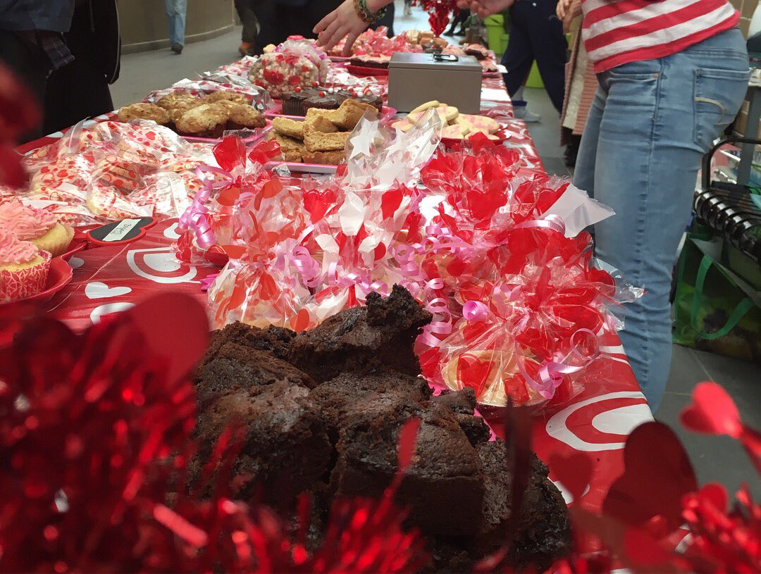 CKSSYIA's tweet photo. Our #WeBakeForChange bake sale today was so successful! Thanks to all the bakers for the yummy treats😋💓 and to all the #AgentsOfChange who worked the booth💓 TY CKSS FOR HELPING US RAISE FUNDS FOR THE @downiewenjack FUND! #LiveWE #Truth&Reconciliation #WEarelove @WEMovement https://t.co/1vrMruIqWI