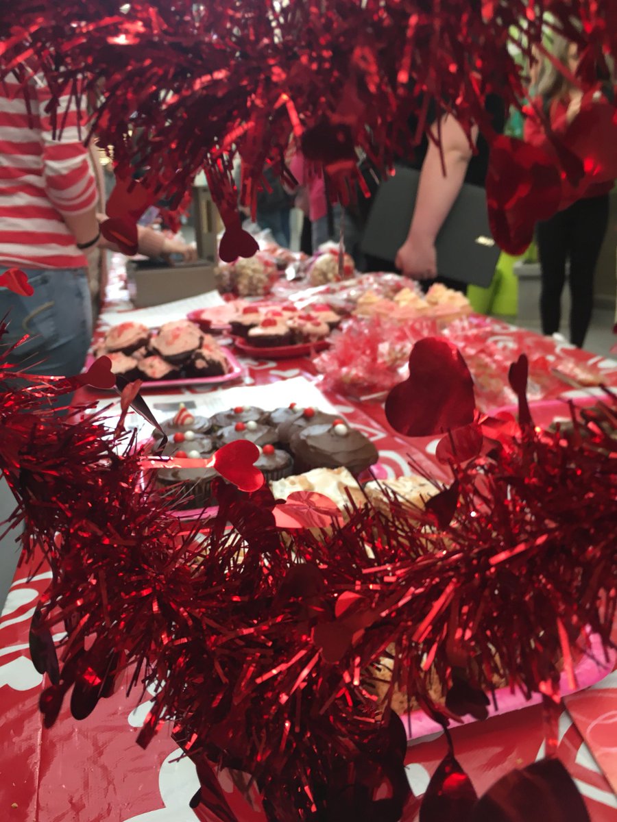 CKSSYIA's tweet photo. Our #WeBakeForChange bake sale today was so successful! Thanks to all the bakers for the yummy treats😋💓 and to all the #AgentsOfChange who worked the booth💓 TY CKSS FOR HELPING US RAISE FUNDS FOR THE @downiewenjack FUND! #LiveWE #Truth&Reconciliation #WEarelove @WEMovement https://t.co/1vrMruIqWI