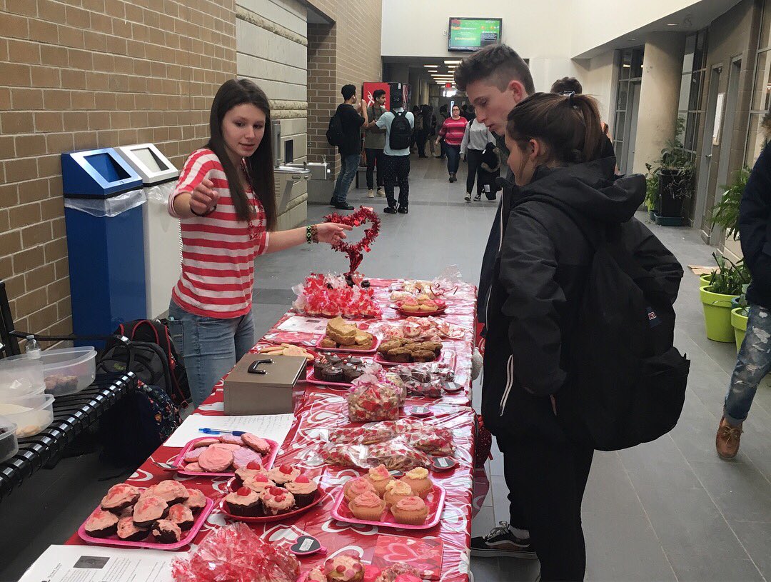 CKSSYIA's tweet photo. Our #WeBakeForChange bake sale today was so successful! Thanks to all the bakers for the yummy treats😋💓 and to all the #AgentsOfChange who worked the booth💓 TY CKSS FOR HELPING US RAISE FUNDS FOR THE @downiewenjack FUND! #LiveWE #Truth&Reconciliation #WEarelove @WEMovement https://t.co/1vrMruIqWI