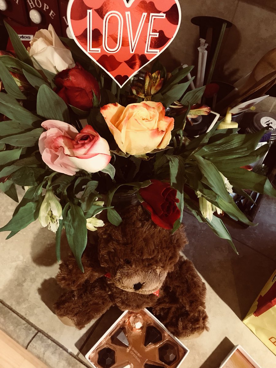 flowers ✔️,teddy ✔️,chocolates✔️ #helovesme #diamondchocolates 
Lub you <a href="/furlonious/">Jameson</a> 🖤