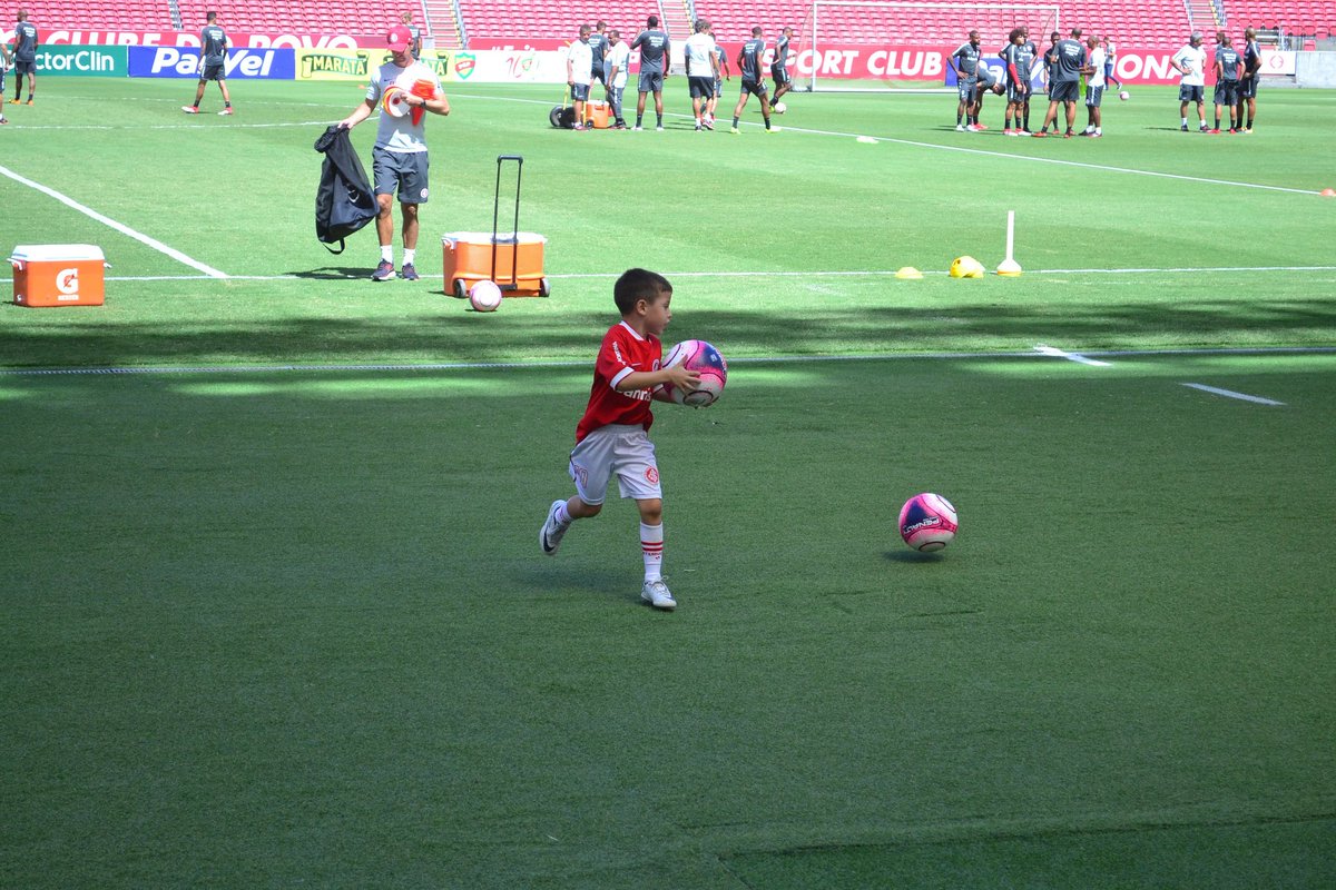 ajudou a comissão técnica com os colchonetes e ficou de gandulinha

o niquito lópez nem é gente, é anjo