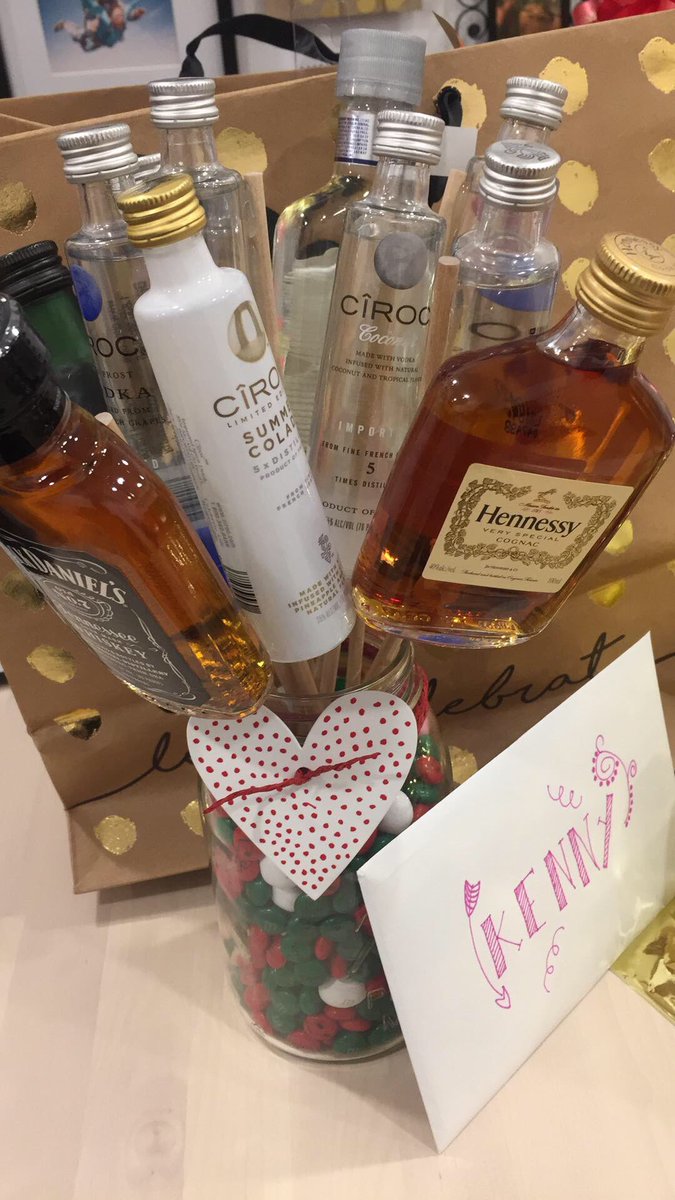KPGwala's tweet photo. My kinda bouquet 👌🏾😅 https://t.co/ucoCulIaLP