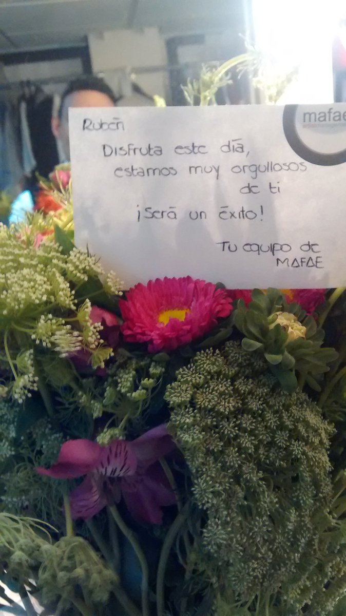 Gracias <a href="/MafaeAM/">MAFAE</a> <a href="/xumalin/">Raul Xumalin</a> por el cariño y apoyo!! Flores de estreno <a href="/los40elmusical/">LOS40 El Musical</a>