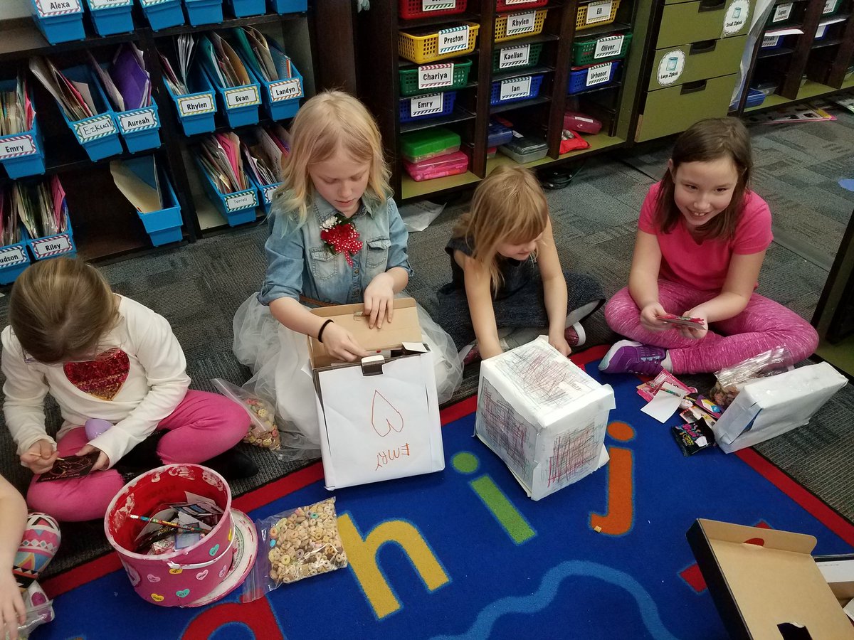 MutchBrandy's tweet photo. Spreading kindness in first grade with Valentines! #1stGradeCC. #MakeItHappenCC https://t.co/2gEMXiuwBA